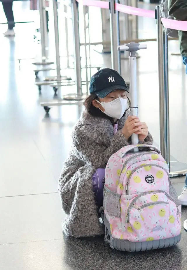 亮点 8岁甜馨形象变化太大了!穿皮草大衣走路都有超模范,气场更像李小璐