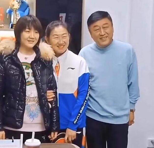陈梦春节带爸妈看望恩师,与妈妈对打很热闹,国乒师