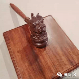 獬豸又稱為解廌(謝志,xiè zhì),是一種神獸,獨角,四蹄,常呈坐姿.