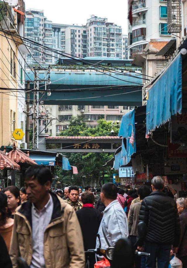 来选举其主持人；现在为嘉宾访谈、游戏型的综艺节目张豆