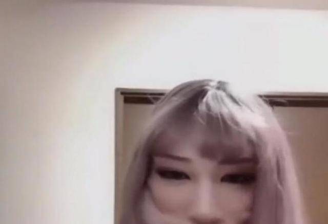 易容术就服这操作!女主播下播忘关摄像头把头掀起