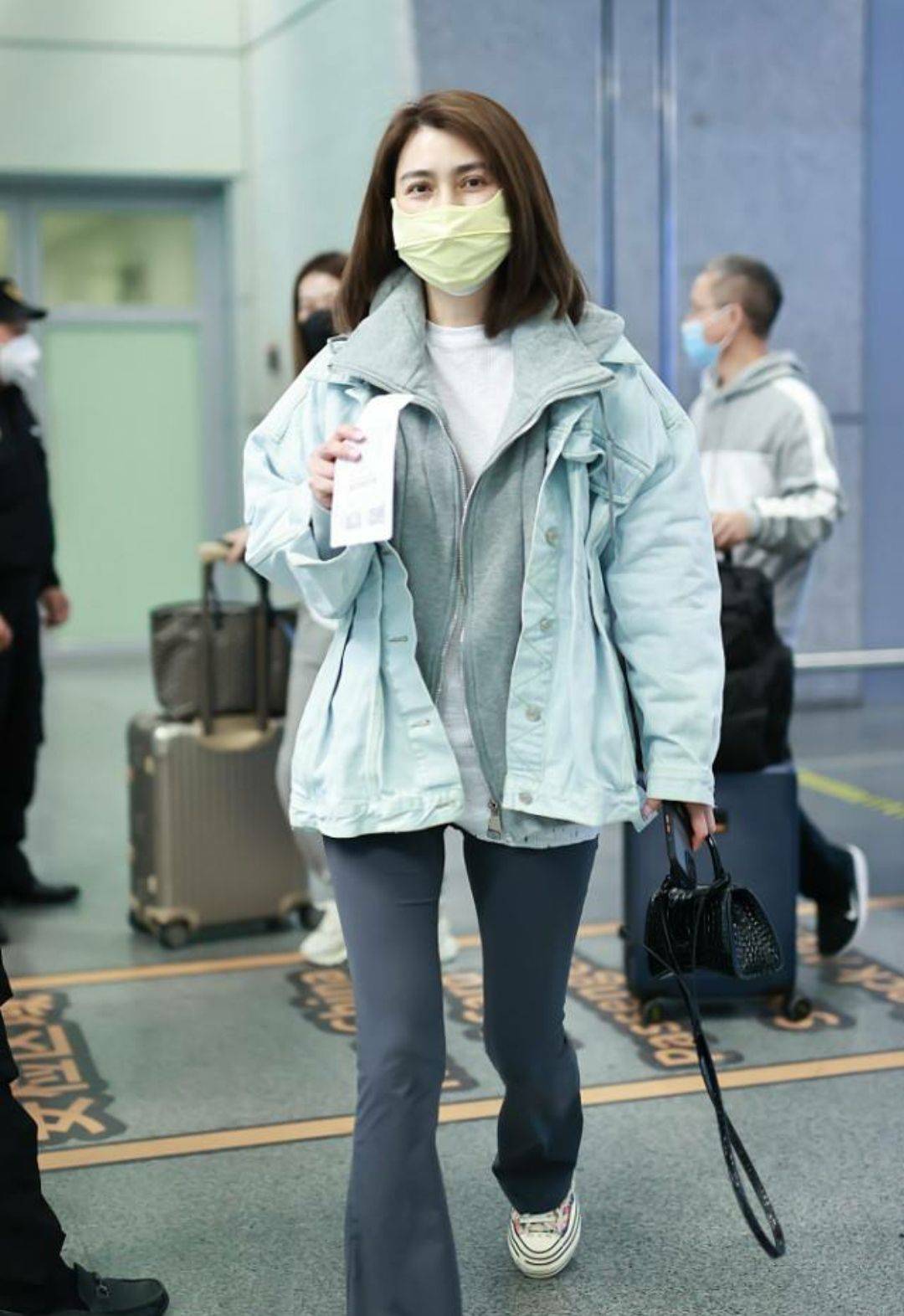 洪欣 洪欣独自带娃走机场,穿格纹衫配束脚裤好减龄,眼睛红肿像刚哭过