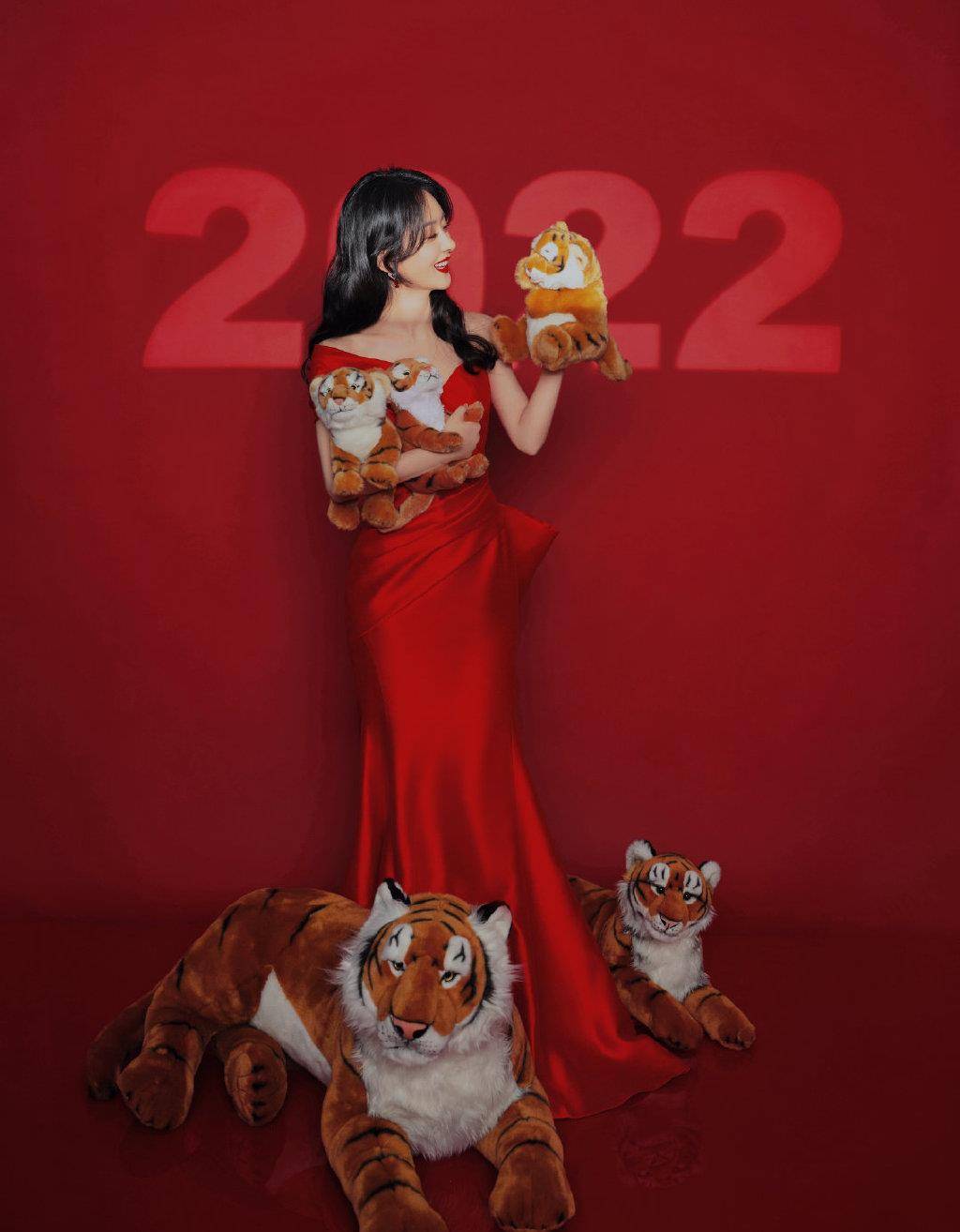 赵丽颖 越活越回去了!赵丽颖穿红裙为网友发红包,34周岁状态像个小姑娘