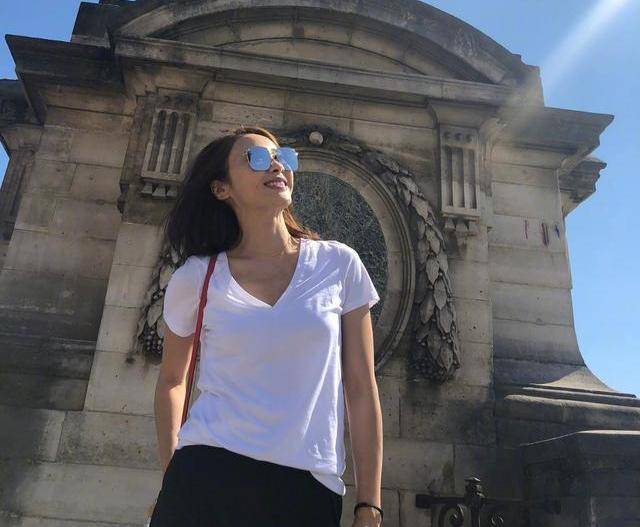 真丝 47岁黎姿素颜出镜,穿印花T恤难掩女神好气质,减龄穿搭美回20岁