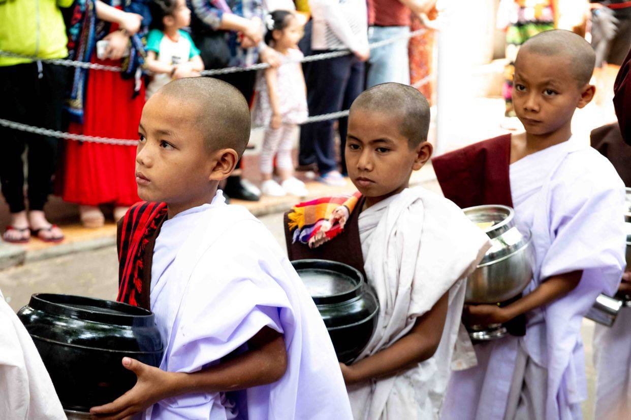 不忌讳荤腥的佛门弟子你见过吗？就在缅甸马哈伽纳扬僧院！
