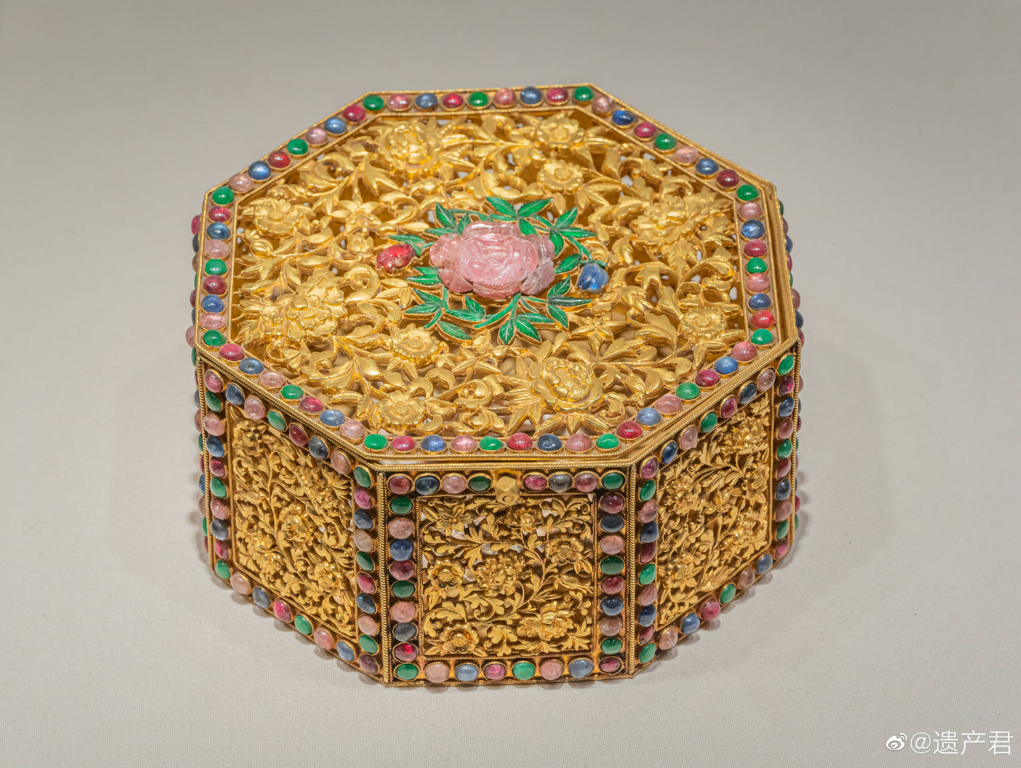 清代錾花卉纹宝石盒,充满少女心