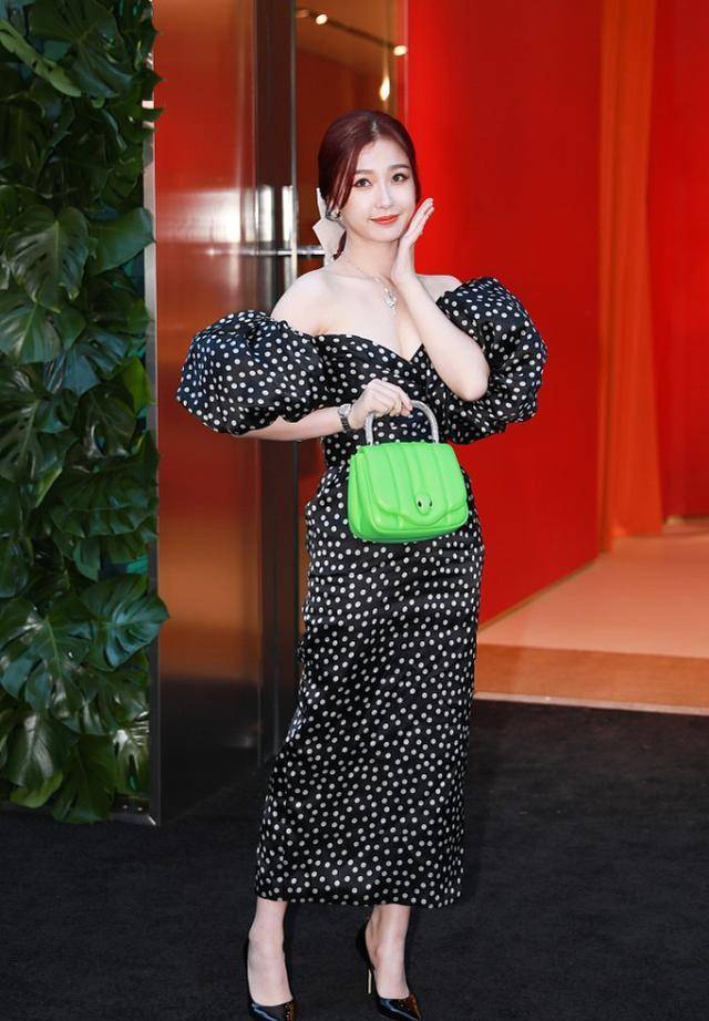 短裙 女人穿衣要注意气质，学虞书欣的女人味穿搭，穿短裙秀出大长腿