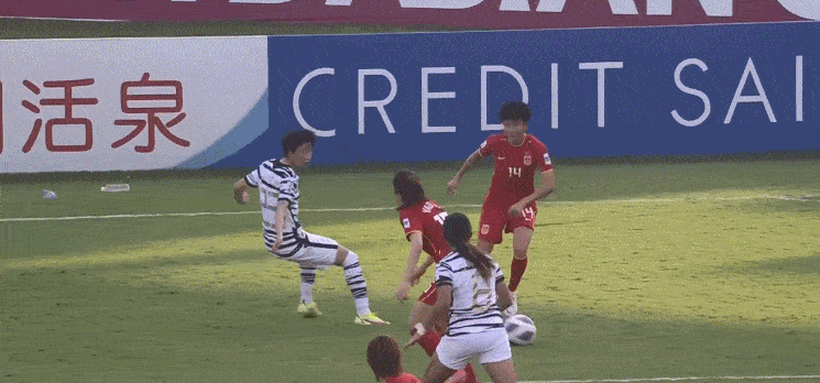 下半场|女足遇到麻烦了！0比2落后韩国，被判点球很无奈，下半场要加油