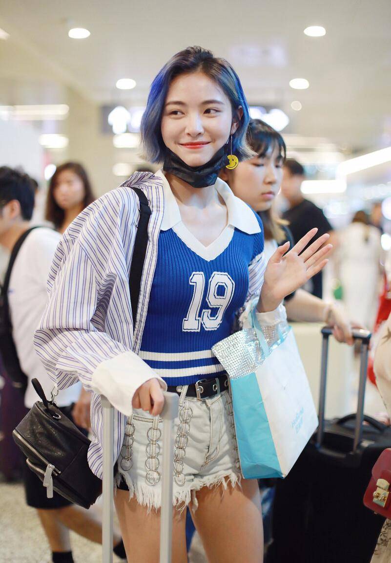 原创the9女星被骚扰遭男子强行送花扒车门工作室连忙发声明