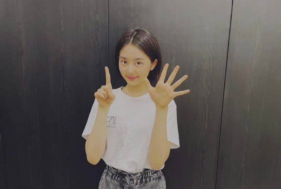 黄磊 黄磊为女儿庆16岁生日，多多画蓝色眼影好迷人，眼神成熟真像妈妈