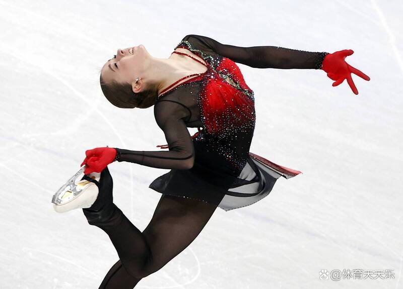俄罗斯天才少女完成2次4周跳_花滑女单短节目瓦利耶娃再破纪录_莉娃