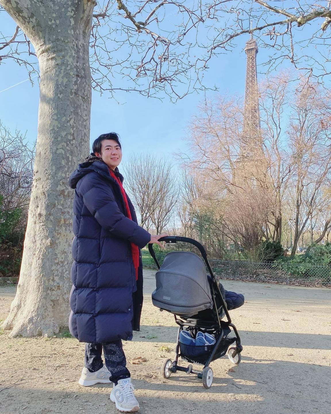 推婴儿车遛弯也能凹身材当妈后更有韵味