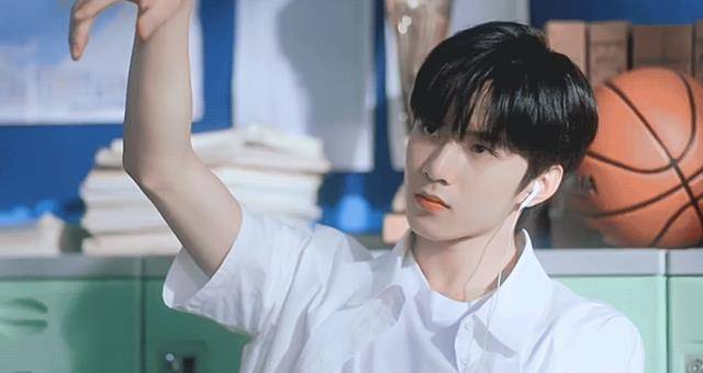 宋亚轩刘耀文短剧《一起等雨停》喜提热搜，是校园剧男主脸没错了_搜狐网