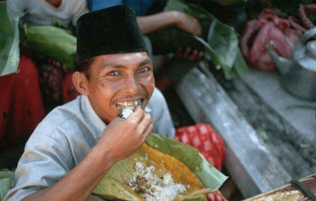 为什么印度人用手吃饭真是因为穷吗不使用餐具背后值得深思