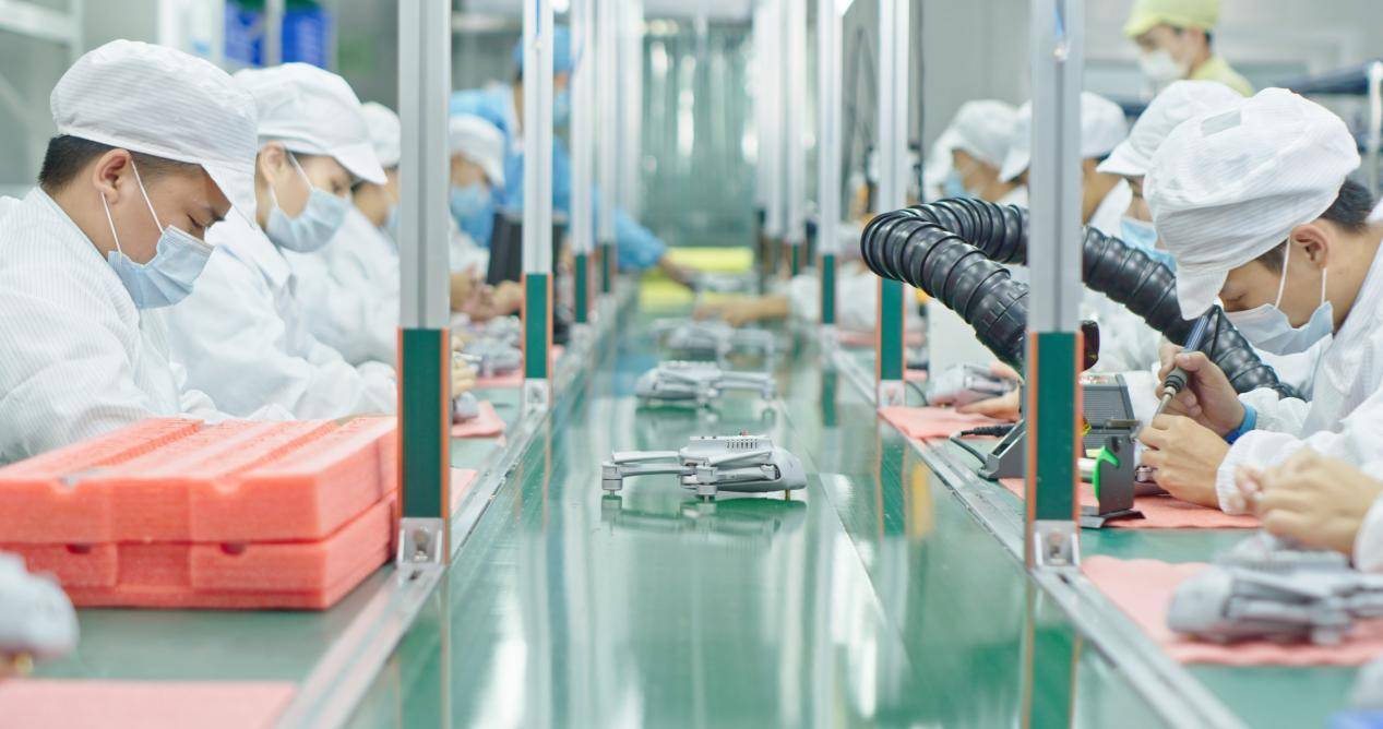 无人机秀“热潮”：从点燃“夜生活”到无限可能