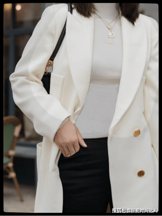 脖子 早春“大衣+高领衫”太高级了,保暖显气质,适合30、40岁的女人
