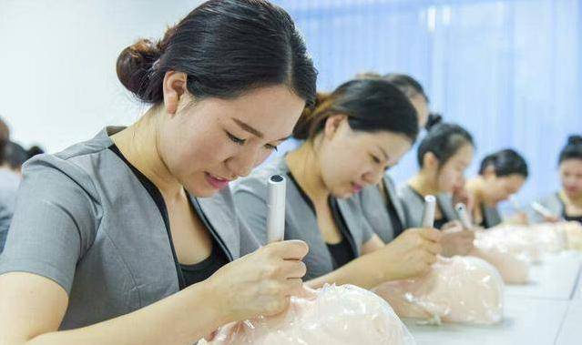 画眉为何女明星从不纹眉，央视“道出”纹眉行业内幕，看完你就明白了