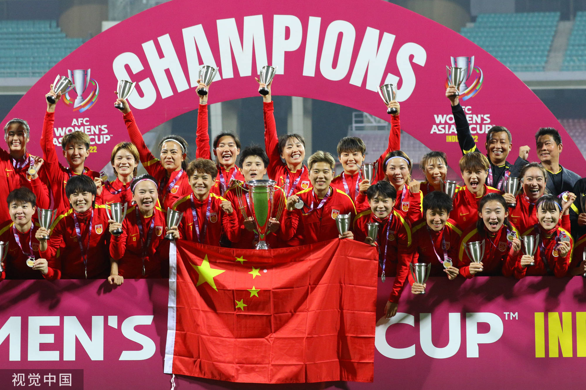 中国女足亚洲杯领奖中国男排亚洲杯夺冠
