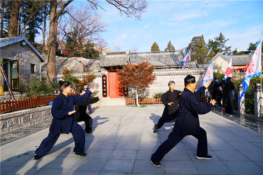 青岛|山东有个浪漫的旅游景点，山海相连十分壮观，青岛人最爱来看日出