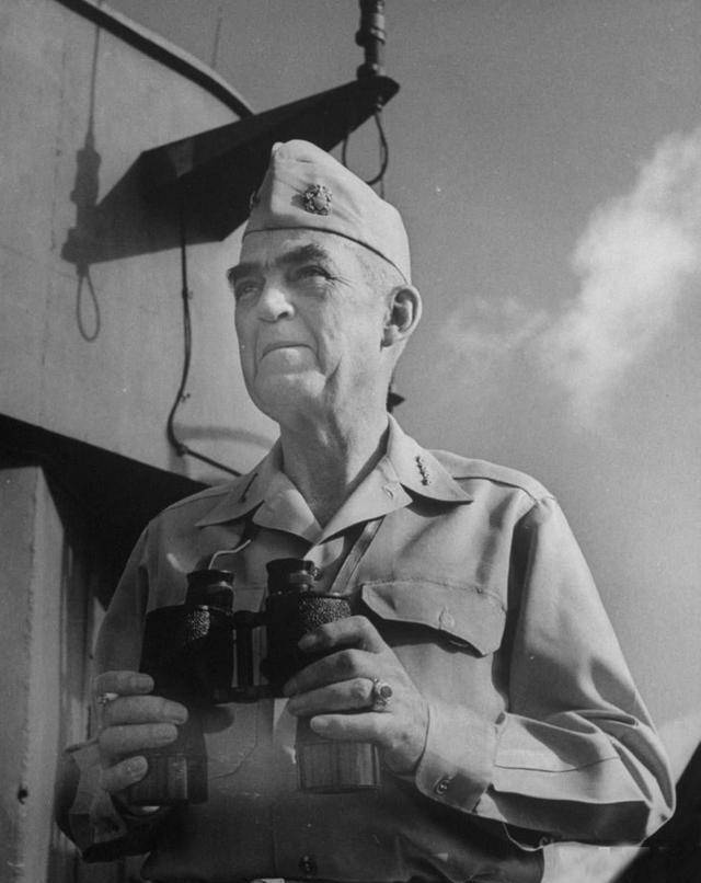 1945年,时任美军第七舰队司令的金凯德将军.