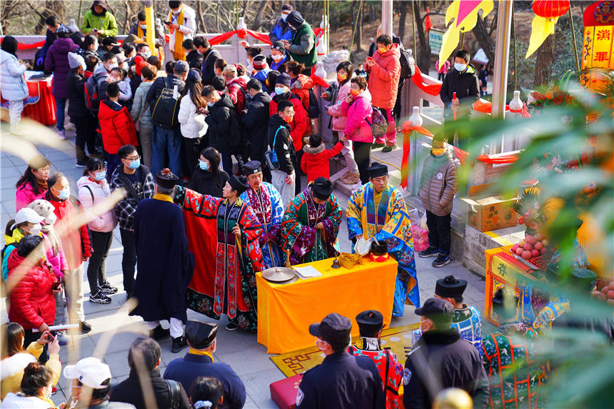 青岛|山东有个浪漫的旅游景点，山海相连十分壮观，青岛人最爱来看日出