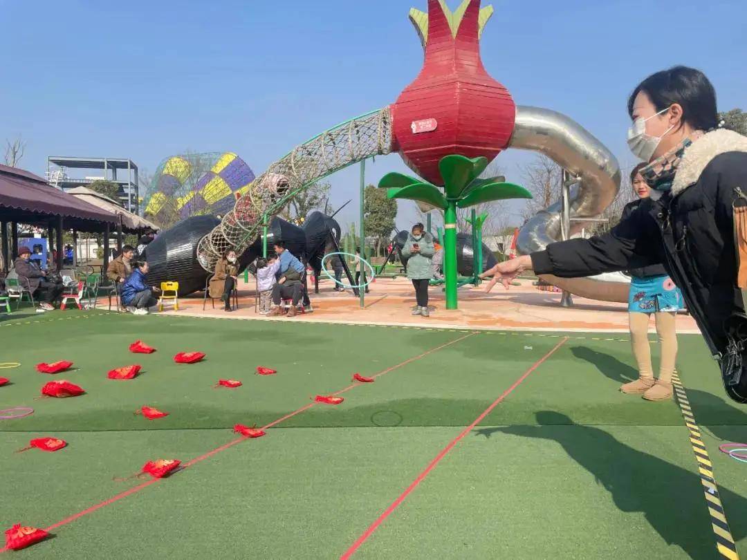 还有乐趣无穷的套圈圈游戏和踩气球,在一阵阵噼里啪啦的响声中,共同