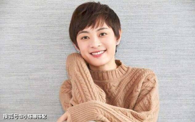 发型45岁以上的女人，别再留羊毛卷黑长直，这3种发型减龄好打理