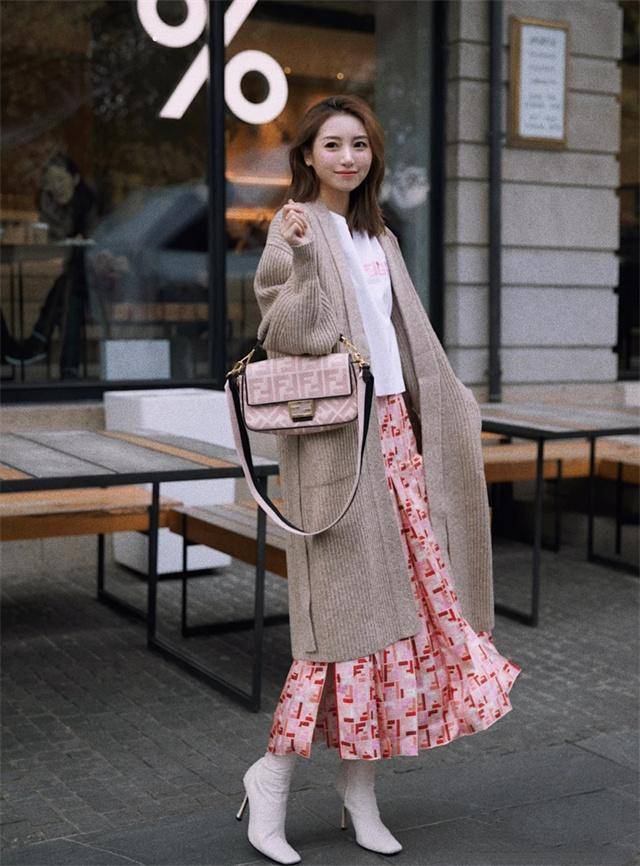 整体 会穿才不显老！给40岁以上女人的过年穿搭建议：裙过踝、靴要跟