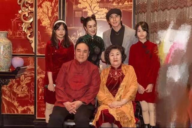 一家人 52岁钟丽缇和62岁婆婆穿旗袍比美，一家人拍全家福，女儿却抢风头