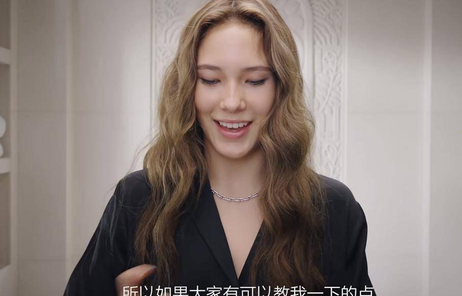 上衣18岁谷爱凌拍大片！上衣两边镂空秀蛮腰，涂大红唇气质成熟