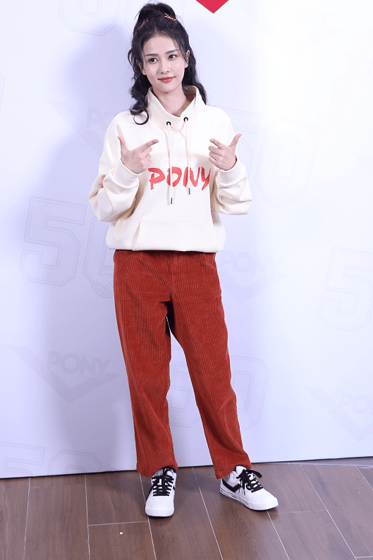 卫衣 白鹿真是挺任性，出席活动都不穿礼服，可意外的却美得很惊艳