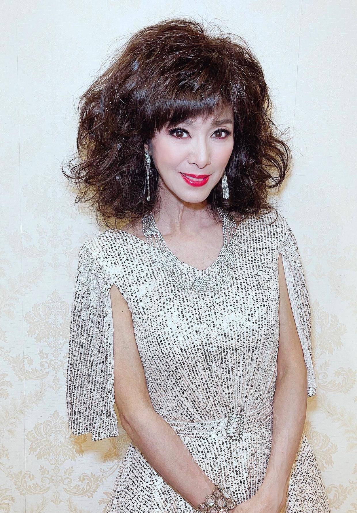 脸蛋 65岁米雪成精了，打扮得像“芭比娃娃”，脸蛋身材气质远胜同龄人