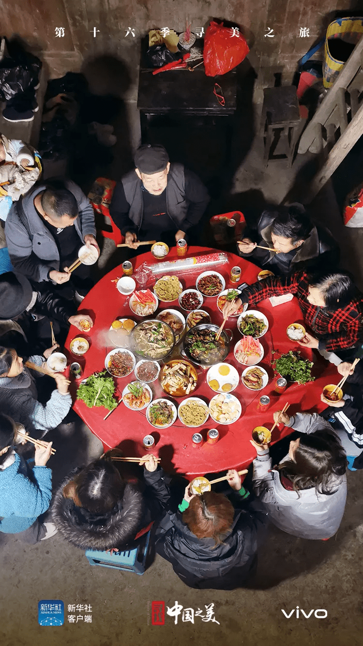 于湖北恩施,vivo与新华社选择用俯拍视角,将镜头主题聚焦在年夜饭之上