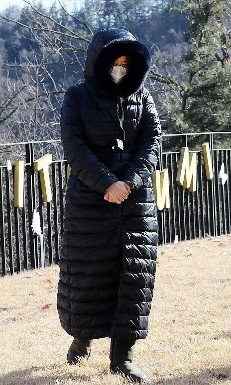 李英爱一家四口同框厚重棉服包裹严实龙凤胎儿女好圆润