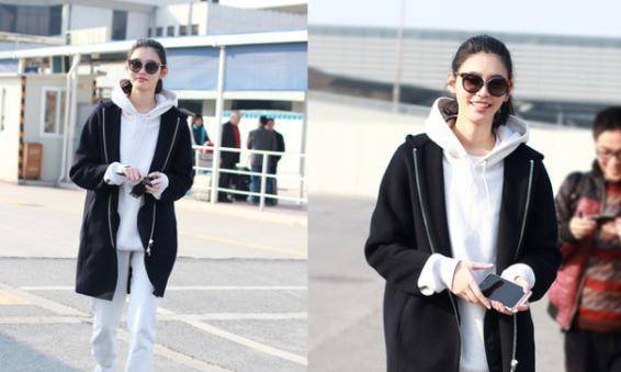 卫衣 奚梦瑶不愧是模特出身,上衣和裙子用圆环挂着,腰线超抢眼的