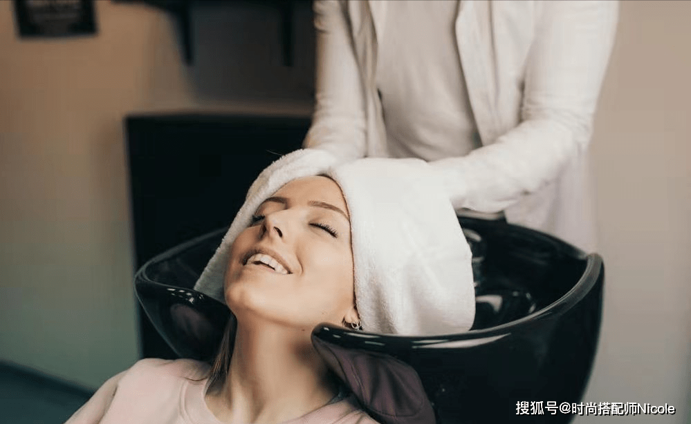 方法洗头时有这4个“小习惯”的女人，发质柔顺光亮，发量还越来越多