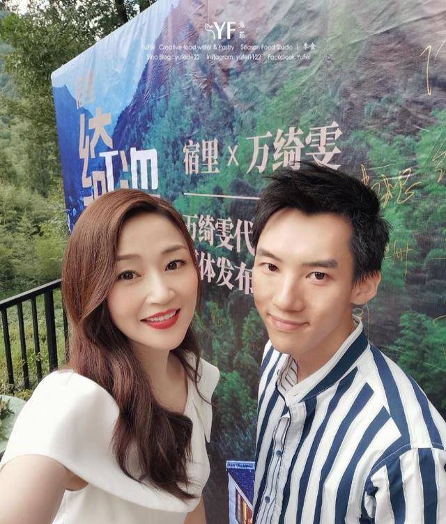 女王自律女星不会老？50岁许晴露肩湿发太撩人，巩俐修长美腿女王范