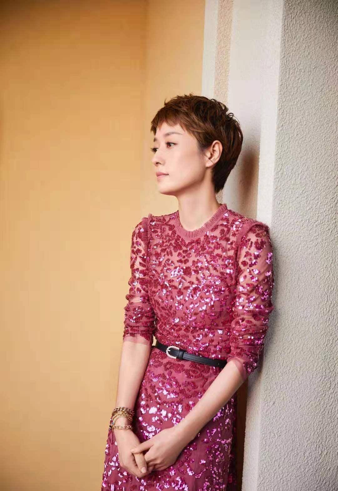 马伊琍 马伊琍越来越美了,穿玫瑰色紧身长裙很有女人味,一点也不像43岁