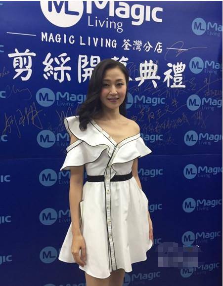 女王自律女星不会老？50岁许晴露肩湿发太撩人，巩俐修长美腿女王范