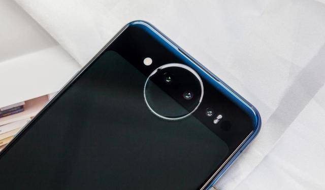 在vivo nex双屏版正面上,我们看不到屏幕刘海,看不到前置摄像头,也看