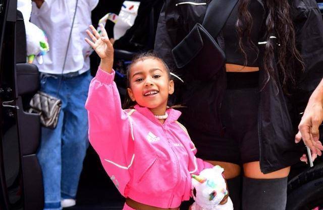 羽毛金卡戴珊5岁女儿不得了!黑色羽毛裙搭黑色口红,竟比妈妈都时髦