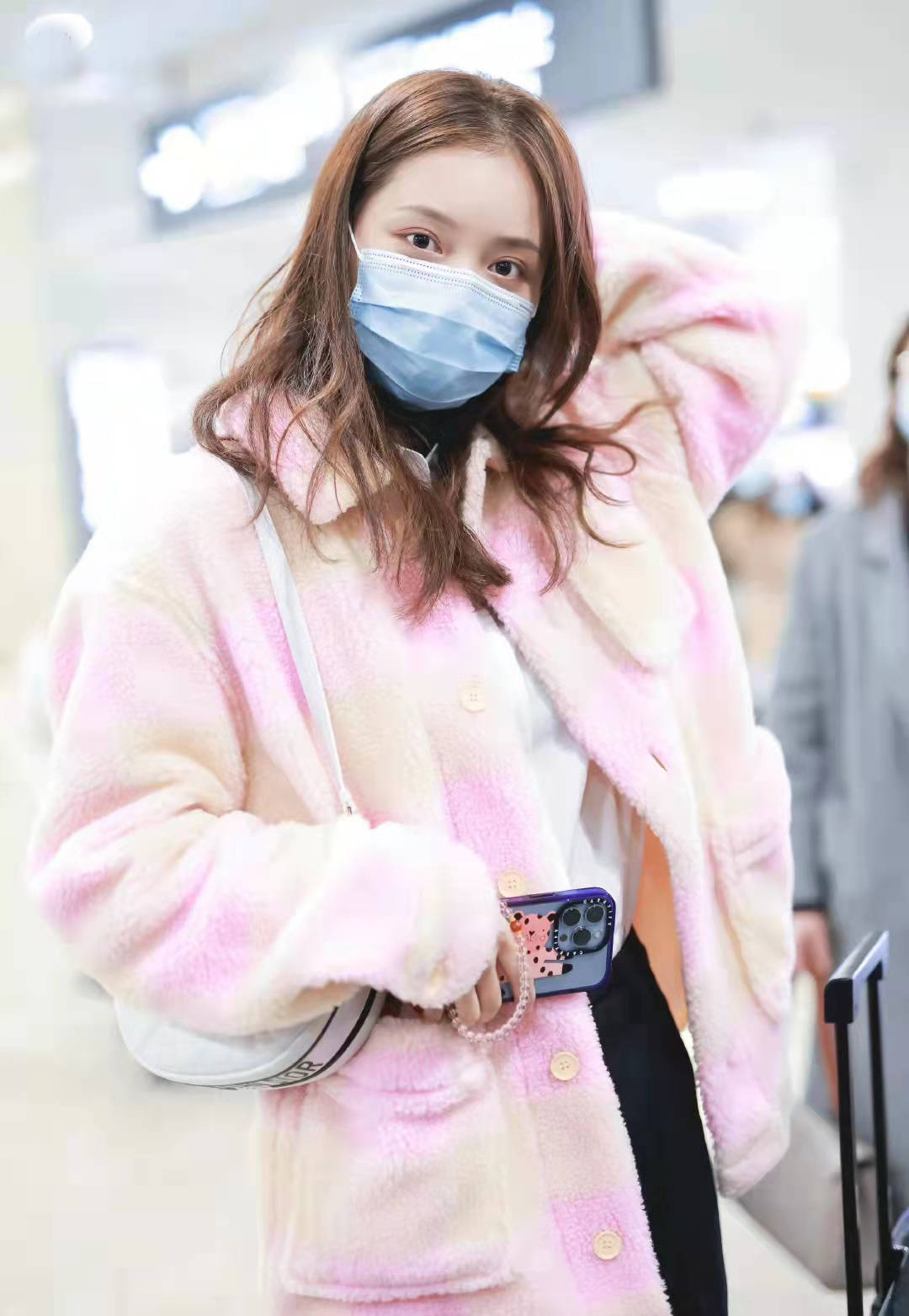 黑色 孙伊涵粉色毛绒格子外套配黑色休闲裤，时尚保暖又舒适