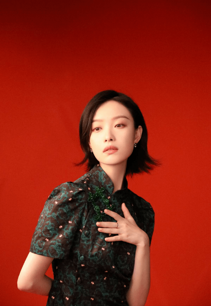 作用 倪妮的冷艳脸穿啥都高级，奶奶辈的复古绿色旗袍穿身上，不显老气