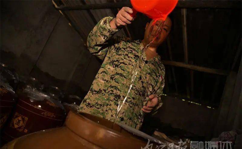 内江|内江“神奇”！民间土酿高粱酒，每年外卖三万斤——