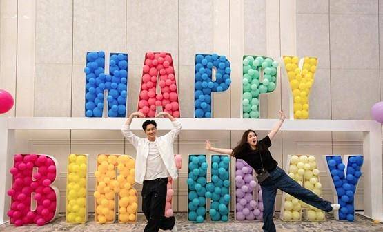 袁咏仪 张智霖夫妇庆21周年结婚纪念，袁咏仪穿皮衣像婆婆，老公20年没老