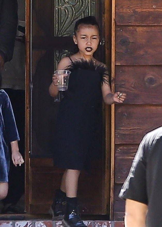 羽毛金卡戴珊5岁女儿不得了!黑色羽毛裙搭黑色口红,竟比妈妈都时髦