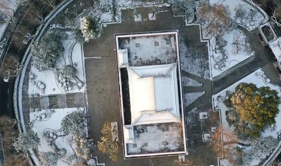 南京一下雪就变成金陵，鼓楼广场凤凰美的不成样子