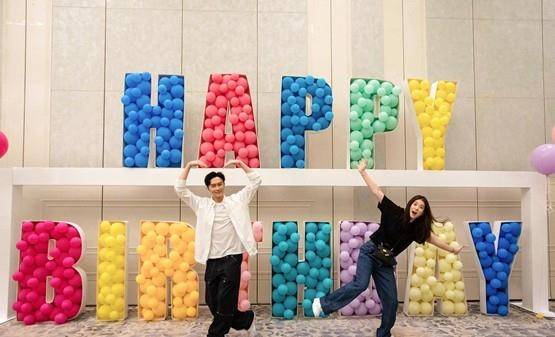 袁咏仪 张智霖夫妇庆21周年结婚纪念，袁咏仪穿皮衣像婆婆，老公20年没老