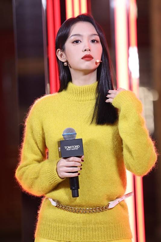 整体 周也的“筷子腿”好迷人，姜黄色针织衫配A字裙温柔高级，超养眼