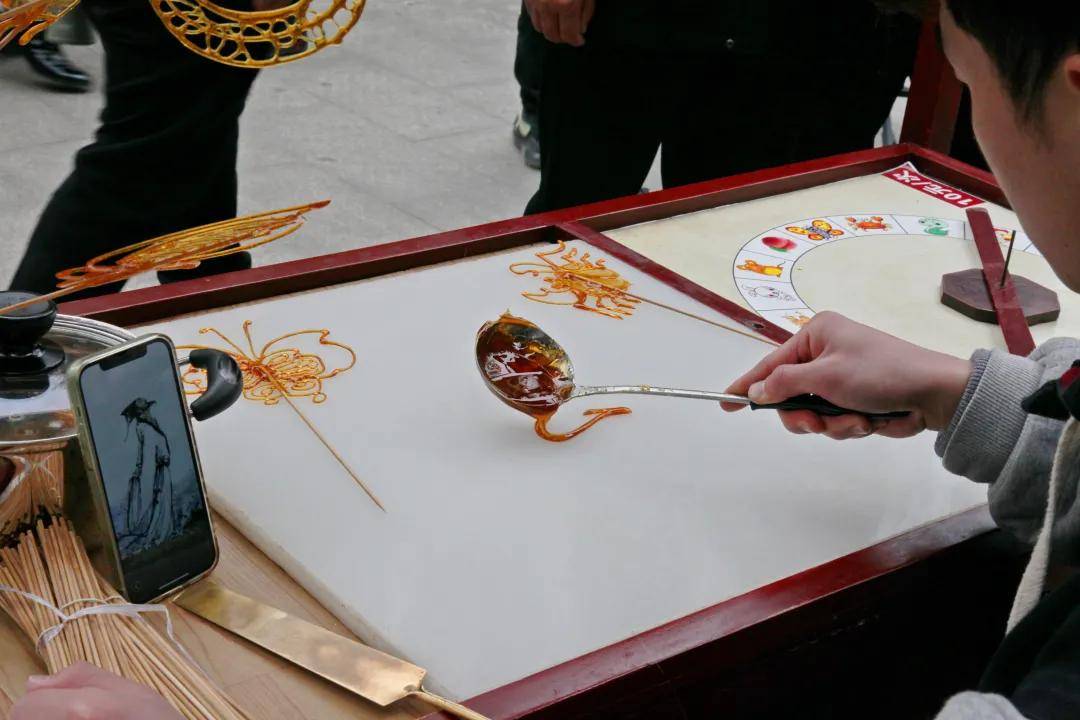 "年轻",这是很多路过游客对孙世龙的评价,"因为在大家的印象中,做糖画